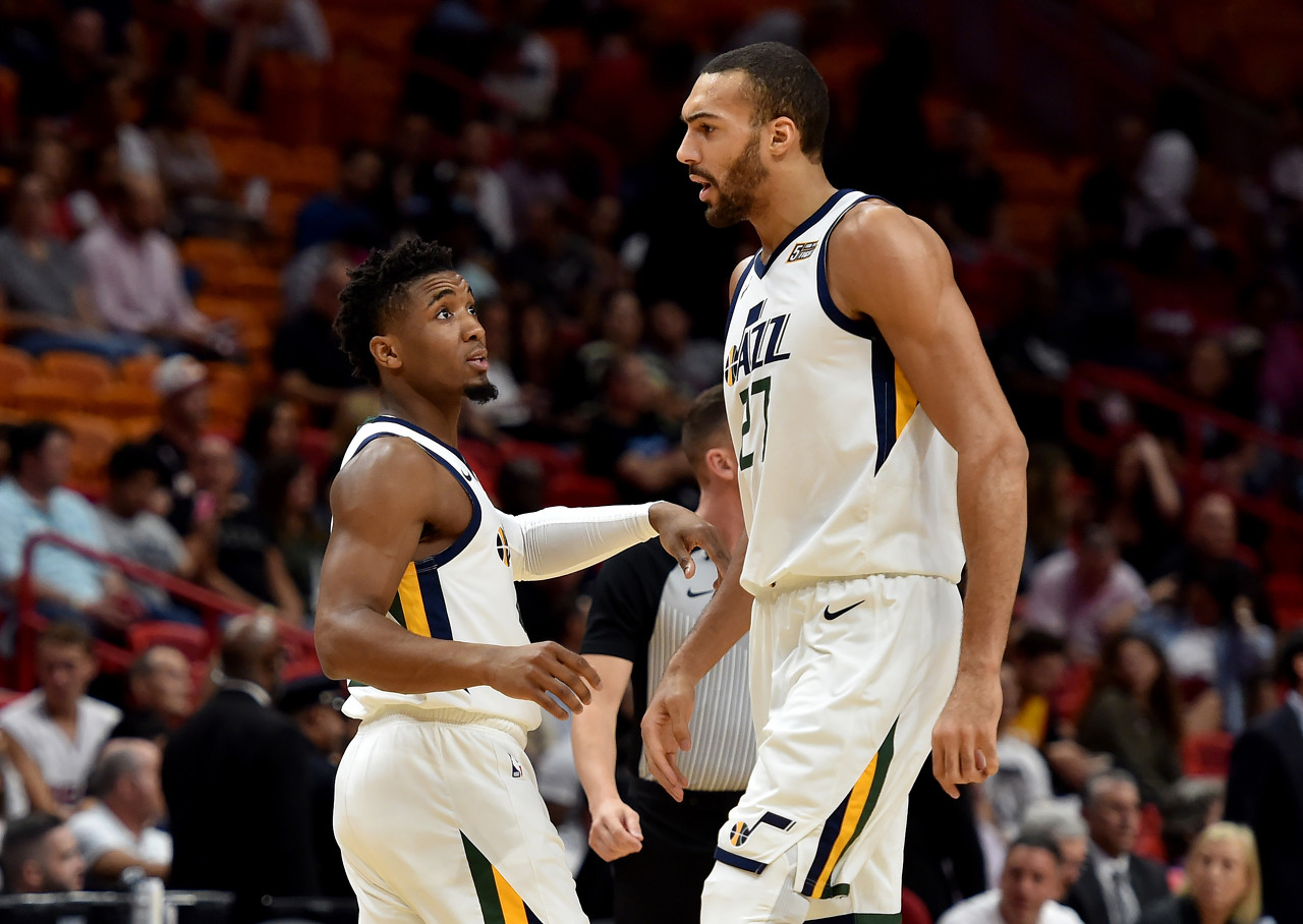 37岁正是奋斗的年纪？库里12记三分狂轰52分10板8助5断！.